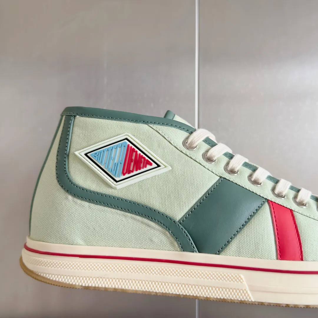 Top version: Couple model 580💰 Bottega Veneta Bottega Veneta BV’s latest Eliot series retro basketball shoes casual sports canvas shoes Bottega Veneta 2025 spring and summer show new shoes Eliot is on the market. Inspired by retro basketball sneakers, the color combination highlights youthful vitality and perfectly interprets the theme of youth and childlike innocence. The details are also very particular. The summer canvas brings excellent durability and comfort. Designs such as calfskin trim, rubber toe caps and hand-painted retro red lines are full of retro feel. The round toe and convex sole add a modern feel. Exquisite packaging at the delivery counter🛍📦 ▪️Fabrics: Original customized high-density canvas + cowhide ▪️Inner lining: Original customized breathable canvas ▪️Sole: Original open-molded anti-slip TPU material ▪️Sole thickness: 3CM ▪️Size: Women’s 35-41 / [Men’s 39-45 pre-sale]